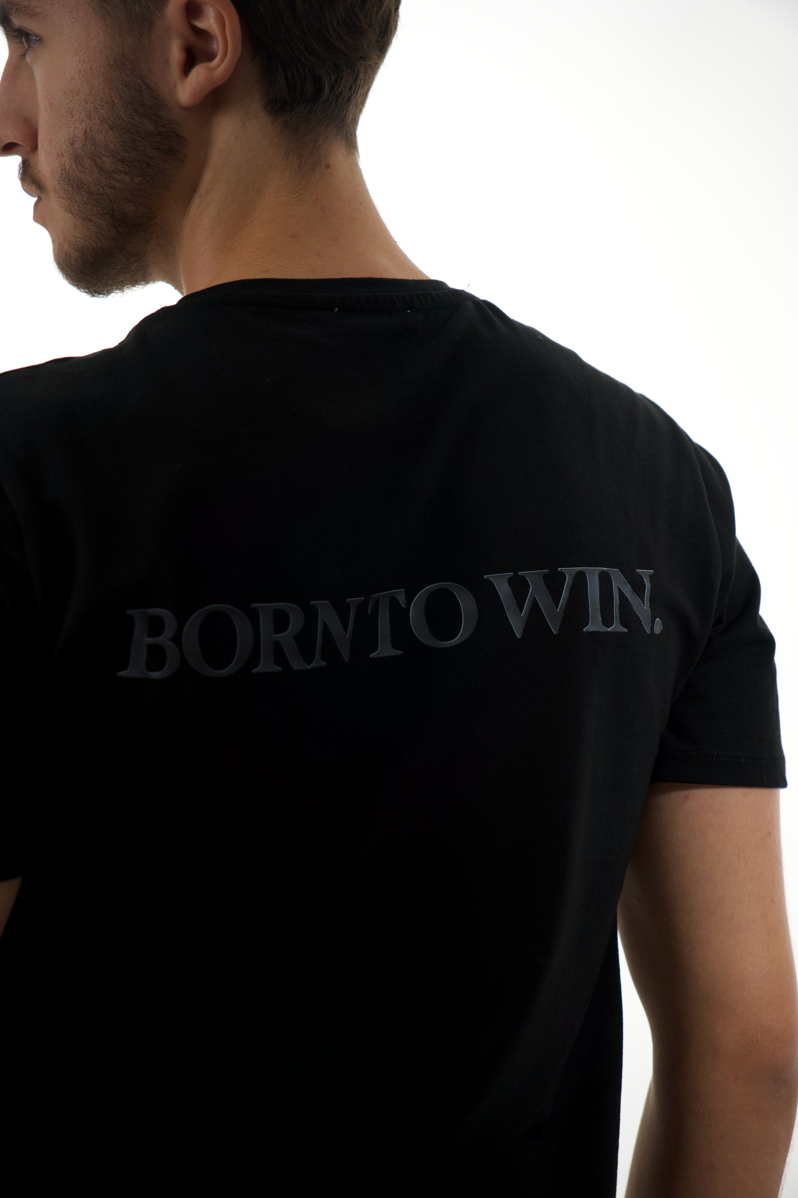 Basic Model Winner: detalle del texto BORN TO WIN y del tejido en la espalda.
