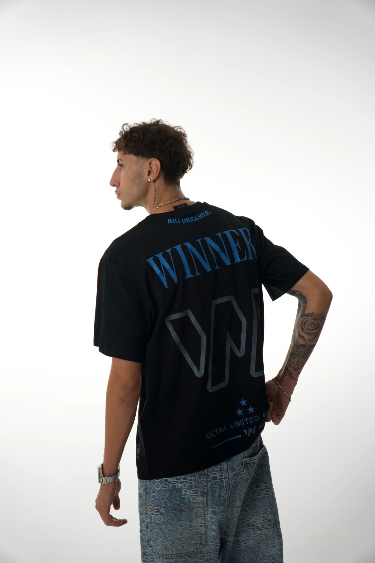 Vista de espalda y lateral de la camiseta Oversize Winner.