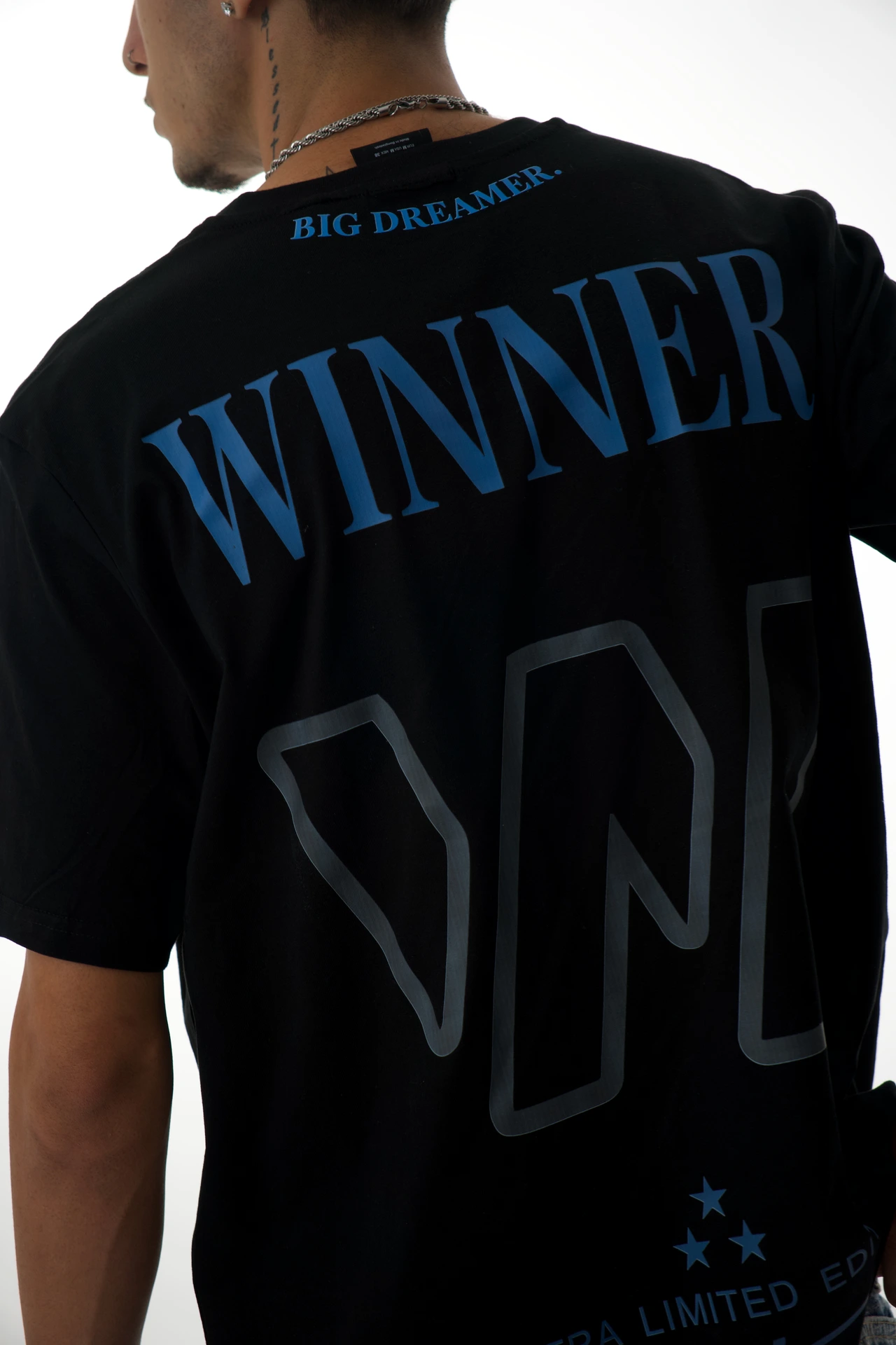 Detalle del estampado azul WINNER en la espalda.