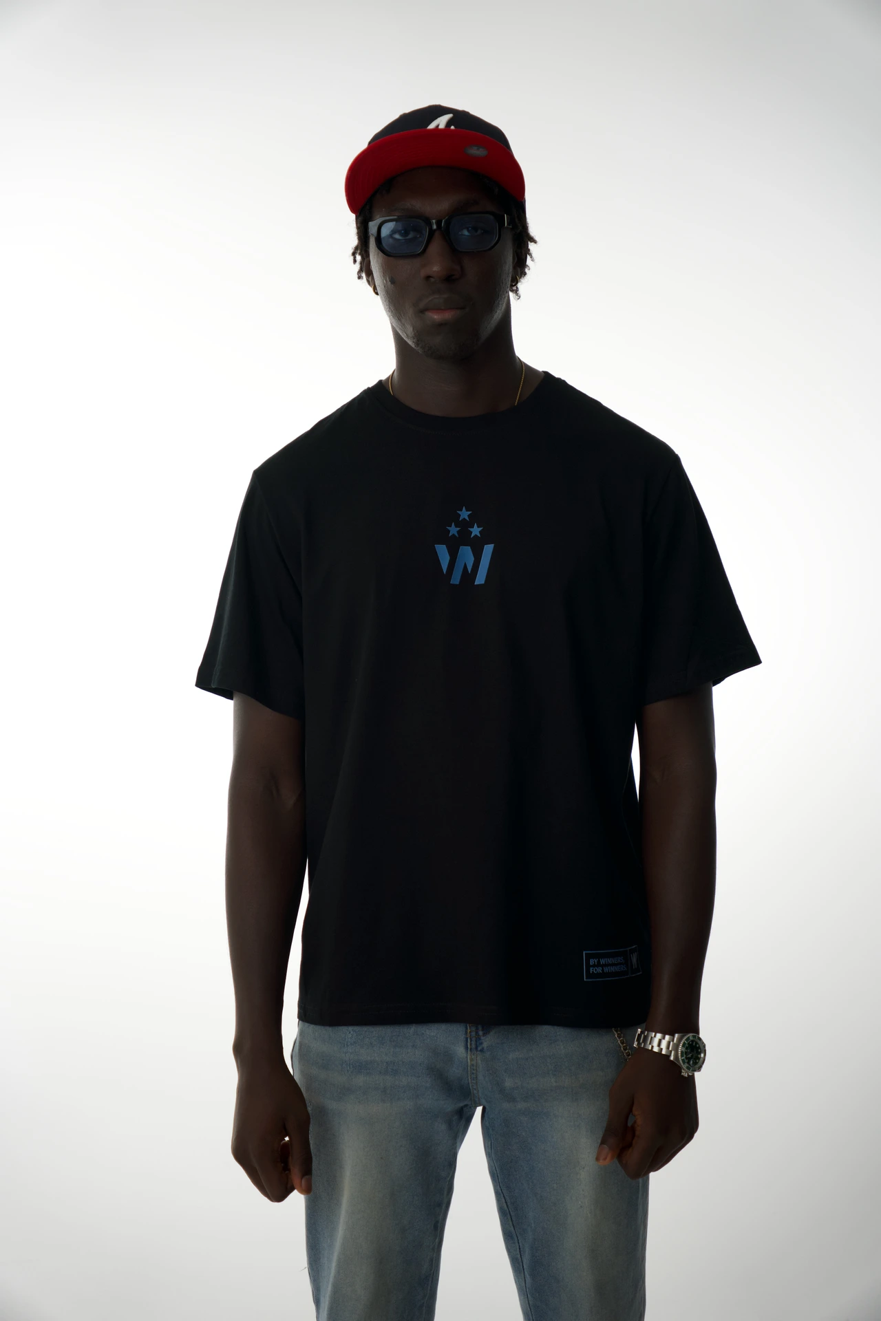 Oversize Model Winner: vista frontal con el emblema azul.
