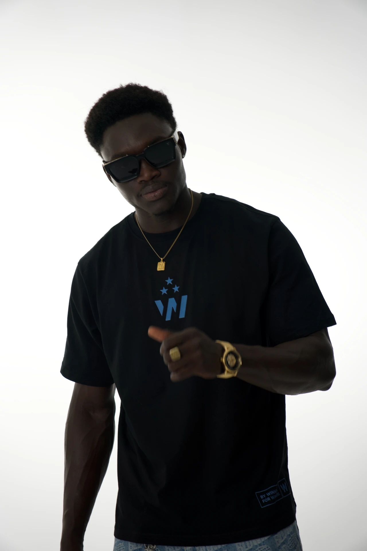 Modelo con gafas y camiseta Oversize Winner.