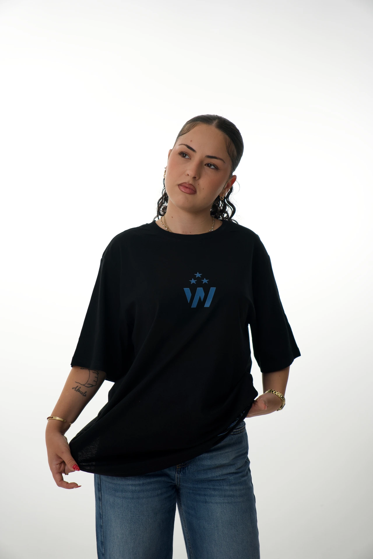 Modelo con camiseta Oversize Winner, vista frontal.