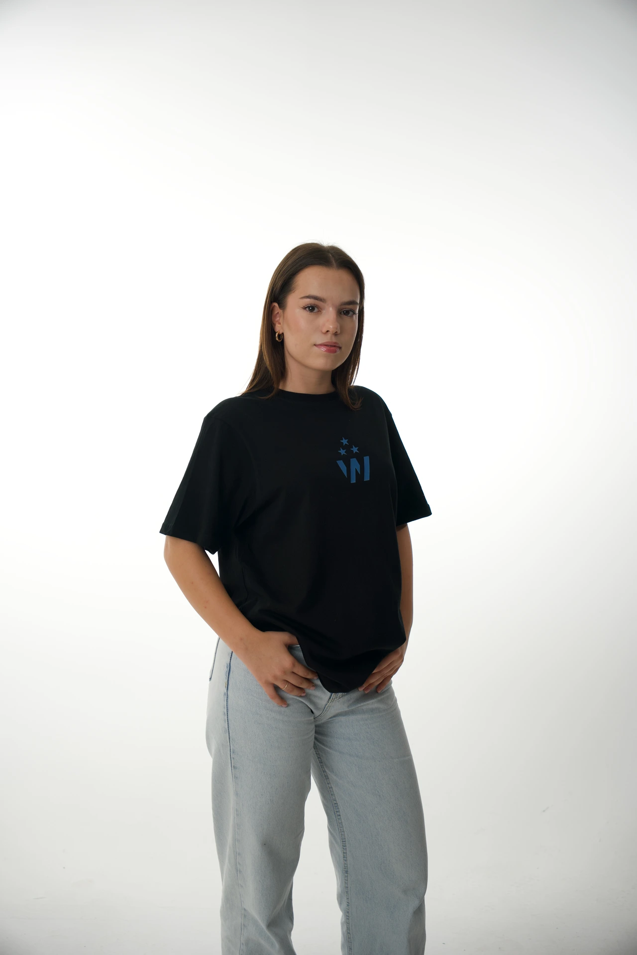 Modelo con camiseta Oversize Winner y pantalón claro.