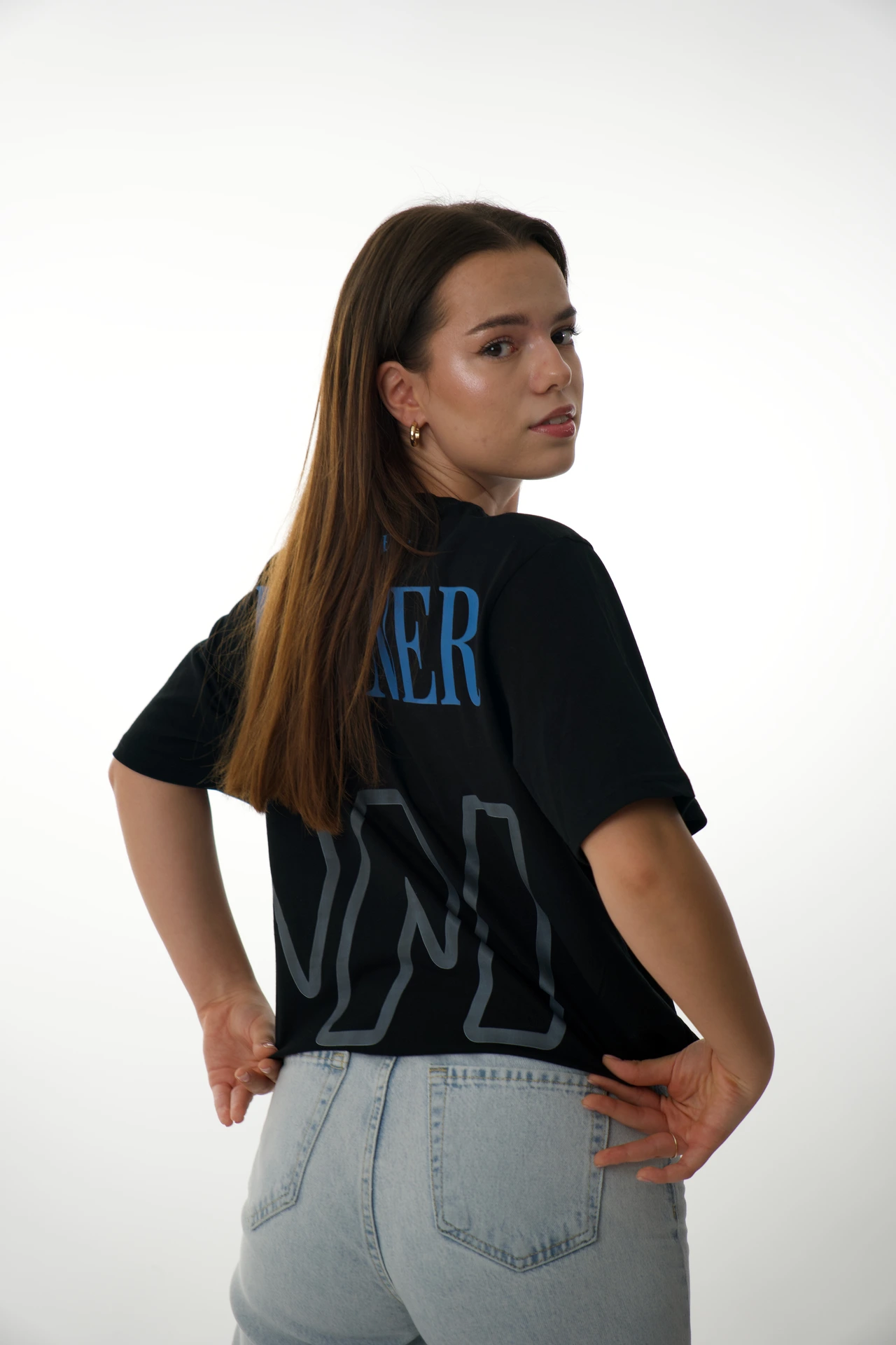 Modelo mostrando el estampado de espalda de la camiseta Oversize.