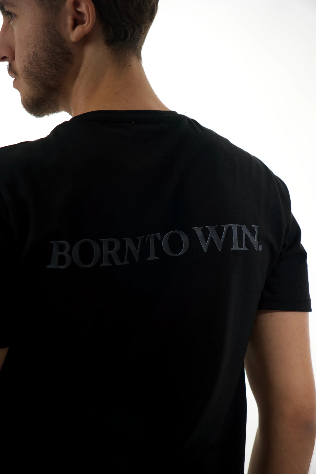 Detalle del texto BORN TO WIN en la camiseta Basic.