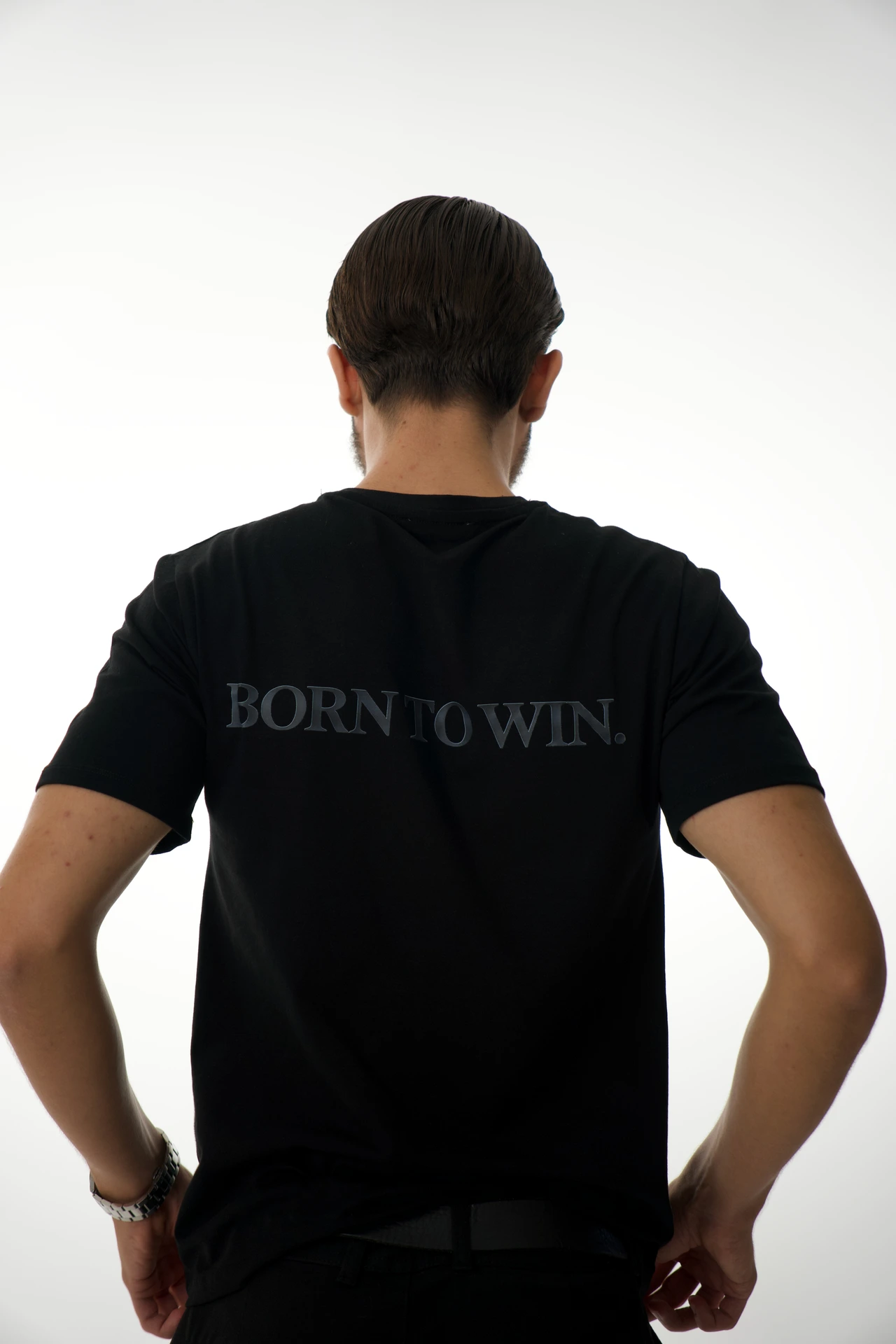 Basic Model Winner: espalda con el texto BORN TO WIN.