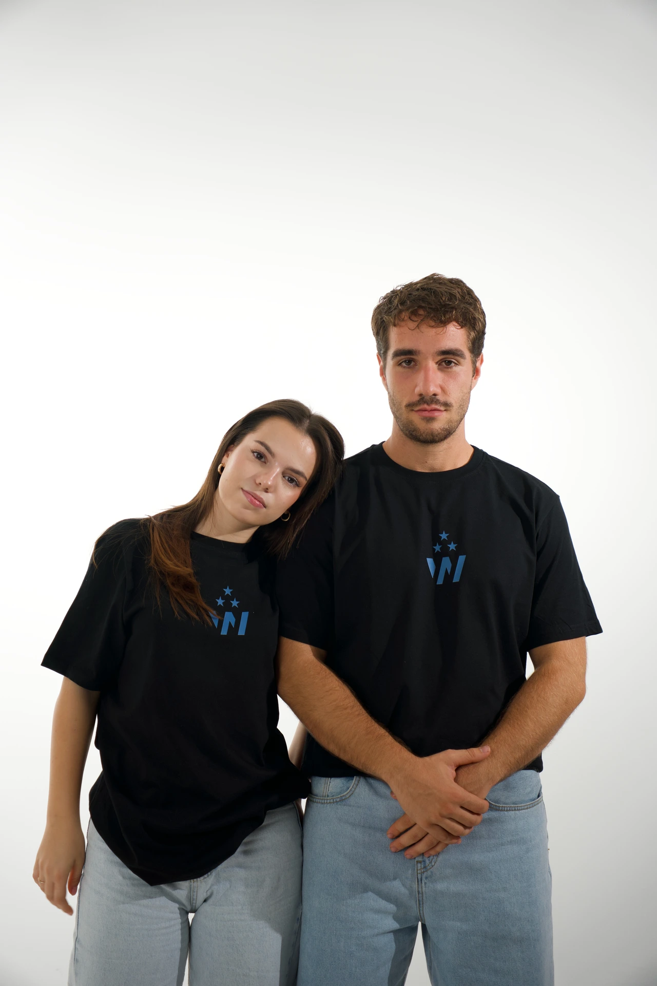 Dos modelos posan juntos con las camisetas Winner.