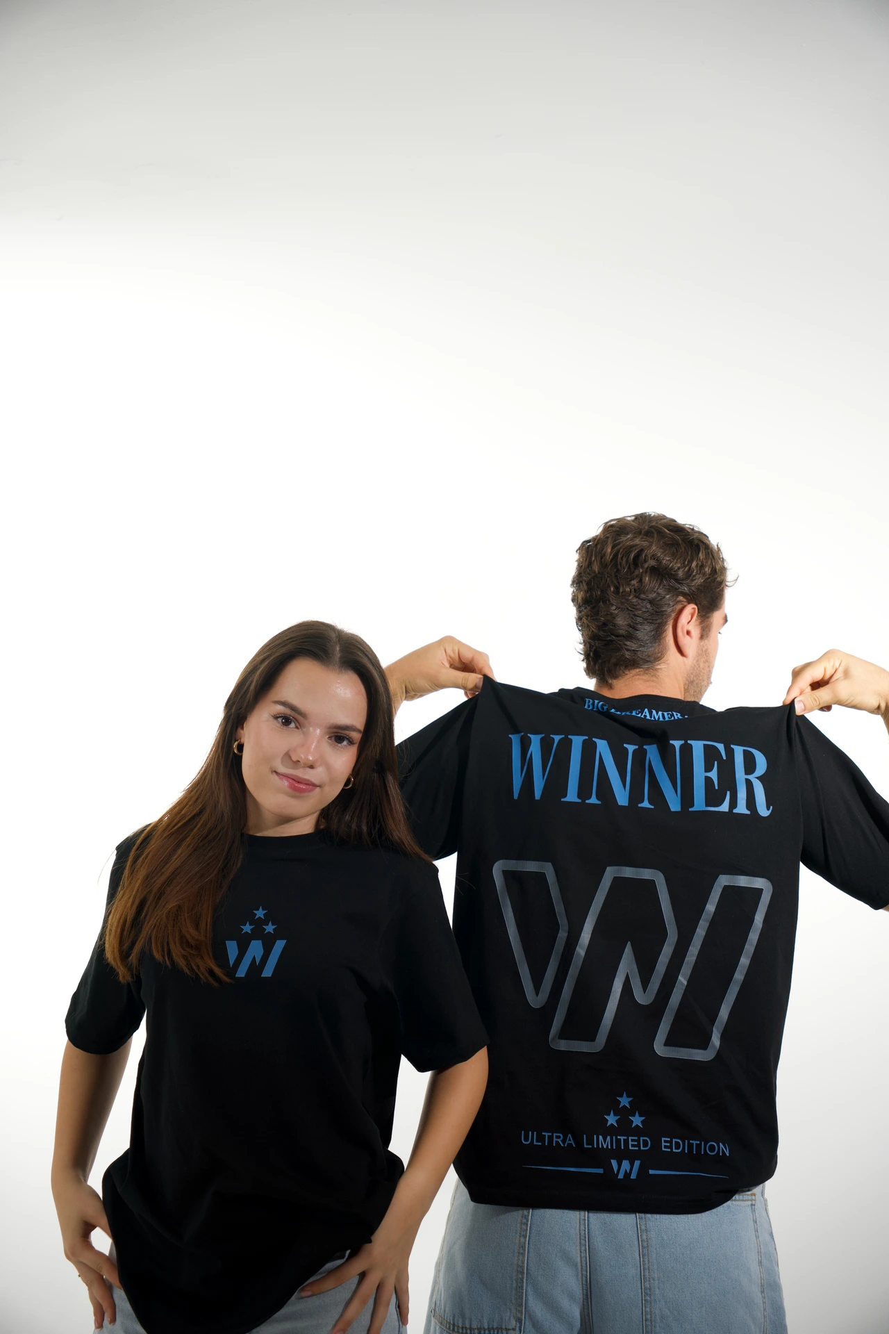 Dos modelos muestran el frontal y la espalda de la camiseta Oversize Winner.